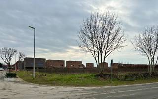 Deze prachtig gelegen bouwgrond van 8 are 17 ca voor open bebouwing bevindt zich op de hoek van de Vlasstraat en de Burgemeester Bovensstraat in Meeswijk. U geniet hier van een rustige en aangename woonomgeving, met winkels, scholen en eetgelegenheden op korte afstand.<br /><br />De gunstige ligging zorgt voor een vlotte verbinding naar omliggende gemeenten en belangrijke invalswegen. Daarnaast bevindt het perceel zich op korte afstand van het veerpunt over de Maas, waardoor u vlot de verbinding maakt met Nederland.<br /><br /><strong>Beschrijving perceel:</strong><br />- Geschikt voor open bebouwing<br />- LOT 3 op het verkavelingsplan<br />- Oppervlakte: 817 m²<br />- Bestemming: woongebied met landelijk karakter<br /><br />Voor meer informatie en de bouwvoorschriften neem contact op via gilles@haerdimmo.be of 0492/86 61 15.<br /><br />Wenst u een gratis schatting van uw eigendom? Contacteer mij vrijblijvend voor een afspraak!