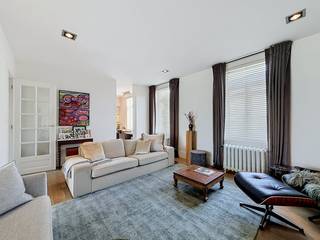 Dit prachtig gebouw met gemengd gebruik situeert zich in de schaduw van de kerktoren te Oombergen, in de onmiddellijke omgeving van de N42 en N46. Ook openbaar vervoer, scholen, winkels, ... bevinden zich vlakbij. Het gebouw heeft enorm veel charme en werd piekfijn gerenoveerd in een gemixte stijl van authenticiteit en modern en dit met oog voor detail en functionaliteit. Deze eigendom is de uitgelezen kans voor wie op zoek is naar de combinatie van stijlvol wonen met een winkelruimte, zelfstandig of vrij beroep, kangoeroe wonen, ... en zo veel meer!<br />Indeling: gelijkvloers: open handelsruimte met gepolierde betonvloer, garage met doorrij mogelijkheid (momenteel eveneens ingericht als winkel en afgesloten met automatische stalen glasdeur), achteraan nog een kitchenette met toilet en extra berg- of stockruimte.<br />Eerste verdieping: via de prachtige traphal komt men in de open leefruimte met authentieke schouw, eetplaats, afzonderlijke bureau, open keuken ingericht met toestellen en aansluitend een zonnig terras, berging, toilet, slaapkamer met bergruimte en douchekamer (douchekamer nog in te richten, voorzieningen reeds aanwezig).<br />Tweede verdieping: masterbedroom met open dressing, badkamer met vrijstaand ligbad, grote lavabo, douche en toilet, er is eveneens nog een technische ruimte op deze verdieping. Zowel de eerste als de tweede verdieping zijn afgewerkt met parketvloer. Verder is er nog een kelder aanwezig.<br />Buiten: uiterst gezellig en ruim terras, afgesloten tuin grenzend aan weide, oriëntatie op het westen.<br />UNIEKE EIGENDOM MET BREDE WAAIER AAN MOGELIJKHEDEN EN EEN JUISTE PRIJS-KWALITEITVERHOUDING!! <br />CV aardgas, zonneboiler, houten ramen met HR-glas, muren en dak geïsoleerd, verdiepingen met houten roostering. EPC: 224 kWh/(m² jaar), energielabel C, bewoonbare oppervlakte volgens EPC: 274 m² (kelder en garage niet inbegrepen), KI: €1.070, asbestveilig, elektrische installatie conform het AREI. <br />Woongebied met landelijk karakter, agrarisch gebied, vergunning uitgereikt, geen rechterlijke of bestuurlijke maatregel opgelegd, geen voorkooprecht, geen verkavelingsvergunning uitgereikt. Geen risicozone voor overstromingen, P-score A, G-score A. <br />U kan de beschikbare attesten bij verkoop downloaden via de website janssens-leroy.be.