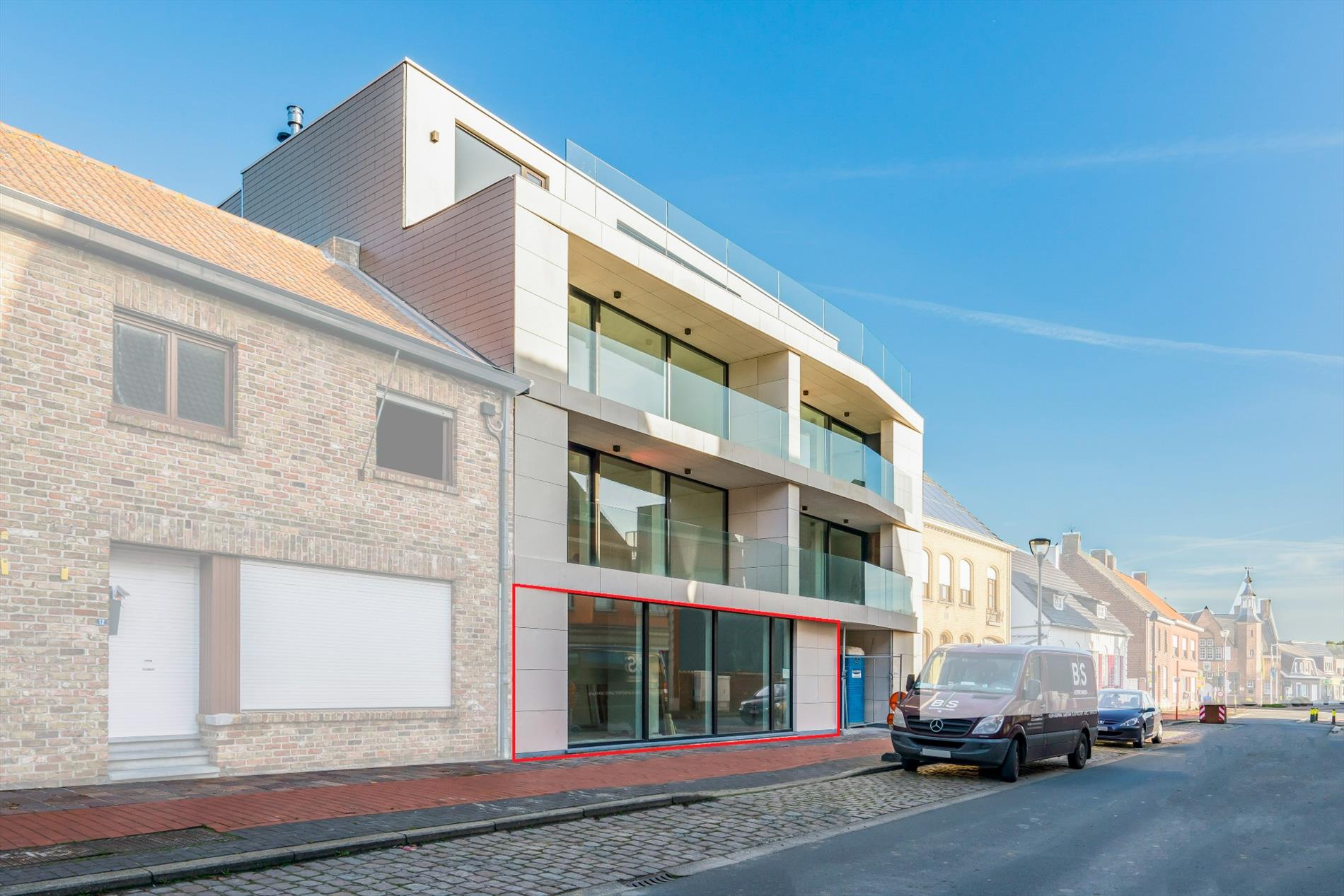 Uitstekend gelegen, lichtrijke handelsruimte in commerciële straat in Houthulst.De ruimte wordt verder afgewerkt in samenspraak met de eigenaar.