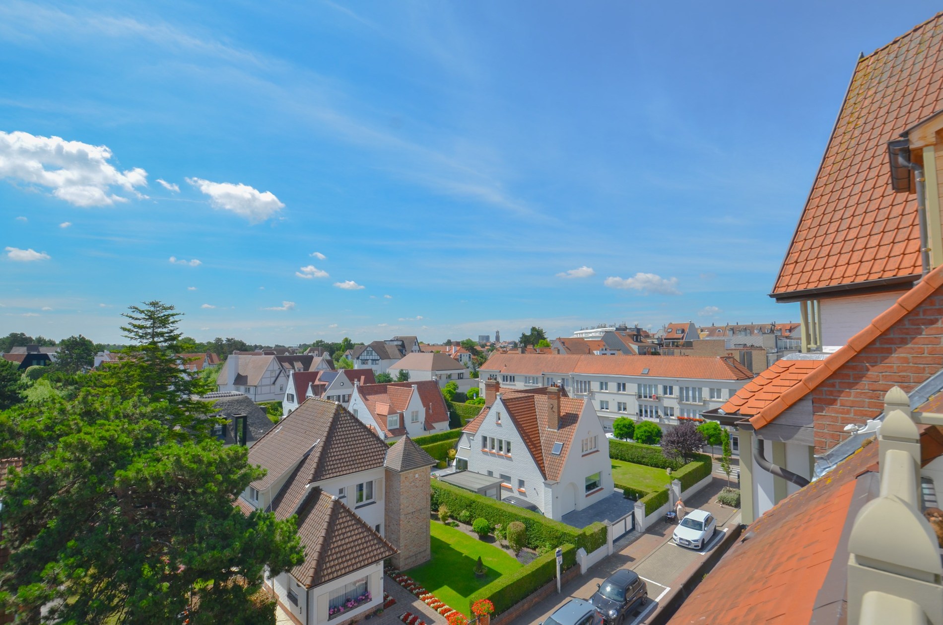 Stijlvol duplexappartement met zonnige terrassen en open zicht op de villa’s van het Zoute. - foto 1