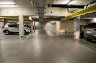 Ondergrondse, afgesloten parkeerplaats in het centrum van Kortrijk. Nabij de Veemarkt, shopping, winkelstraten, ...