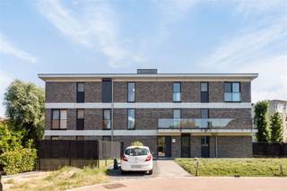 <p>Welkom in dit aangename appartement van ca. 90 m², waar ruimte, licht en hedendaags wooncomfort mooi samenkomen.</p><p>De ruime leefruimte geniet dankzij de grote raampartijen van veel natuurlijke lichtinval en sluit mooi aan op de open keuken. De onderhoudsvriendelijke tegelvloer in parketlook geeft het geheel een warme en verzorgde uitstraling. De keuken is praktisch ingericht en biedt voldoende werk- en bergruimte.</p><p>Vanuit de leefruimte heeft u rechtstreeks toegang tot het terras, een fijne plek om buiten te genieten.</p><p>Het appartement beschikt over twee volwaardige slaapkamers. Verder vindt u een badkamer met inloopdouche en wastafel, een afzonderlijk toilet en een praktische berging voor extra stockage.</p><p>Troeven op een rijtje:</p><p>* ca. 90 m² woonoppervlakte<br />* lichtrijke leefruimte met open keuken<br />* 2 volwaardige slaapkamers<br />* terras aansluitend aan de leefruimte<br />* kelderberging i<br />* handig gelegen garagebox met elektrische poort, de garage is mee aan te kopen voor € 30.000</p><p>Interesse? Vraag snel en eenvoudig uw bezoek aan via onze website: www.guldentopsvastgoed.be</p>
