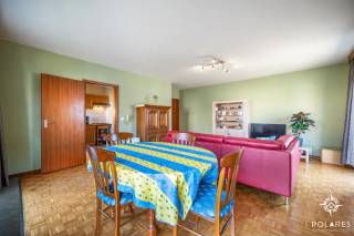 KIJKDAG OP 10/10 *** Reserveer je tijdsslot via www.polares.eu *** <br /><br />Dit gelijkvloers appartement van ongeveer 100 m² is gelegen in Nederokkerzeel en biedt een aangename en praktische indeling. De ruime leefruimte sluit aan op de keuken en de praktische berging. Verder beschikt het appartement over twee slaapkamers en een badkamer met ligbad, enkele wastafel en aansluiting voor de wasmachine.<br /><br />Het appartement is op te frissen en biedt hierdoor de mogelijkheid om het volledig naar eigen smaak en wensen in te richten. Er is geen terras en het gebouw beschikt niet over een lift. Bij het appartement horen bovendien een privatieve kelder en een garage, wat zorgt voor extra bergruimte en parkeermogelijkheid.<br /><br />Ook op technisch vlak biedt dit appartement heel wat troeven. Er geldt geen renovatieverplichting, de elektriciteit werd volledig vernieuwd met nieuwe leidingen, stopcontacten en lichtschakelaars, en wordt bovendien bevestigd door een conform keuringsattest. Daarnaast is het appartement volledig asbestvrij. De plannen en beschikbare attesten zijn te raadplegen op onze website.<br /><br />Een interessant appartement voor wie op zoek is naar een ruim gelijkvloers appartement met twee slaapkamers, garage en kelder, met bovendien zeer lage maandelijkse kosten en de mogelijkheid om het naar eigen smaak op te frissen.