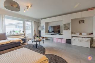 Vandaag nemen we je mee naar de rustige gemeente Bornem. De gemeente staat bekend voor zijn wondermooie fietsroutes doorheen de natuur en natuurlijk de alombekende dodentocht. Scholen, recreatiecentra en openbaar vervoer bevinden zich in een straal van 1km. Verder bevinden zich ook winkels en lokale restaurants op wandelafstand.<br /><br />In dit gebouw bieden we vier vernieuwde appartementen aan van dit type.<br /><br />Elk appartement beschikt over een inkomhal, een ruime en lichtrijke leefruimte, een volledig geïnstalleerde keuken, een praktische, ruime berging en een gastentoilet.<br />De appartementen beschikken verder telkens over twee ruime slaapkamers, een apart toilet en een badkamer met inloopdouche, dubbele lavabo en toilet.<br /><br />Via de uitschuifbare trap kunnen we de zolderruimte terugvinden die momenteel dienst doet als opbergruimte.<br /><br />Bovendien beschikken de appartementen over een ruim terras waar je aangenaam kan vertoeven.<br /><br />De appartementen worden momenteel verhuurd wat ervoor zorgt dat dit een ideale investering is.<br />Bovendien beschikken de appartement over een gunstig EPC-label B.<br /><br />Heb je interesse in een vernieuwd duplex appartement?<br />Neem gerust contact op via roy@julimmo.be of 0498 62 74 71.