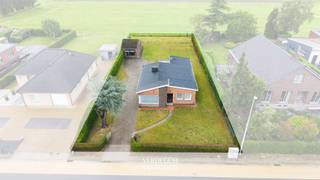 <p><span>Ligging<br /></span><span>Op de grens van Zelzate en Wachtebeke, omgeven door groen en weidse vergezichten, vind je deze charmante bungalow op een royaal perceel van maar liefst 1.016m².<br />De ligging is zonder twijfel één van de grote troeven. <br />Hier woon je in een rustige, groene omgeving met een open gevoel, terwijl winkels, scholen en verbindingswegen vlot bereikbaar blijven.<br /><br /></span><span>Van de charme van de jaren '60 tot een hedendaagse thuis<br /></span><span>Deze bungalow valt meteen op door haar karaktervolle architectuur met het typisch vlinderdak.<br />De ruime oprit brengt je naar de woning en de aparte garage.<br />Via de inkomhal kom je in de leefruimte met zit- en eethoek.<br />Verder is er een afzonderlijke keuken, veranda, badkamer, grote berging / wasplaats en twee slaapkamers.<br />De grote tuin en de prachtige open zichten zijn uniek.<br />De woning vraagt een renovatie om te voldoen aan de hedendaagse woonnormen, maar biedt tegelijk een unieke kans om een thuis volledig naar eigen smaak vorm te geven.<br /><br />Dit pand is opnieuw beschikbaar doordat de eerdere verkoop niet kon doorgaan wegens het niet vervullen van de opschortende voorwaarde voor het bekomen van een lening.<br /><br /></span><span>Extra<br /></span><span>/ dak vernieuwd in 2016<br /><br /></span><span>Troeven<br /></span><span>/ locatie<br />/ grootte perceel<br />/ unieke zichten<br /><br /><br /></span></p>