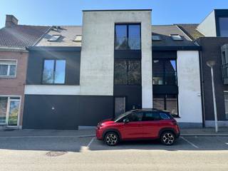 Wortegem-Petegem: ruim en lichtrijk appartement te huur met 2 slaapkamers.Dit instapklare appartement op de eerste verdieping biedt een ruime en...