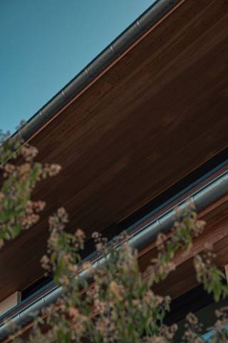 Dit kwaliteitsproject is gelegen aan de splitsing van de Baanstknokstraat en Hugo Verrieststraat te Waregem. <br /><br />Schitterend gelegen nieuwbouwappartement/ hoek appartement op het 1ste verdiep; 'Residentie Daniël &amp; Zozima'. <br />* 2 slaapkamer appartement met een bewoonbare oppervlakte van 106m² &amp; met terras van 8m².<br />* warmtepomp via geothermie (aardwarmte) <br />* zuid georiënteerd terras <br /><br />* bij aankoop appartement keuze tussen autostaanplaats (ondergronds) of garage (gelijkvloers, enkel of dubbele)<br />* aankoop 6% mogelijk, mits wettelijke voorwaarden <br /><br />Een plek om 'Smoor' verliefd op te worden; <br />- De ideale ligging (vlakbij station, centrum, hospitaal, supermarkten, ... )<br />- Alle faciliteiten in de onmiddellijke omgeving aanwezig. <br /><br />Maak nu uw afspraak via tom@immoroba.be voor meer info over deze prachtige residentie.