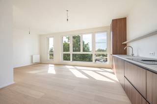 Dit prachtig appartement met topligging op Antwerpen Zuid vlakbij de Singel is totaal gerenoveerd met aangename look &amp; feel en veel natuurlijk lichtinval. Het situeert zich op de 3de verdieping in een kleinschalig gebouw met open zicht en een zeer goede mobiscore vlakbij het centrum, openbaar vervoer en invalswegen.<br /><br />INDELING: Inkomhal op parket met berguimte - zeer lichtrijke leefruimte voorzien van een open keuken hyper uitgerust - Toegang tot slaapkamer/bureau met terrasje - 2de ruime slaapkamer achteraan en badkamer met inloopdouche, lavabomeubel en toilet.<br />Er hoort een kelderberging bij het appartement. Mogelijkheid tot aankoop van een autostaanplaats aan 30.000€.<br /><br />BIJZONDERHEDEN: Appartement op zeer gegeerde locatie - Elektriciteit conform - Asbestveilig - EPC: 169 UC 3539791 - P&amp;G score: C - Beschikbaar bij akte - Lage maandelijkse kosten<br />Appartement kopen of verkopen in Antwerpen? Bel 03 361 51 51 of via info@yvesvanpelt.be
