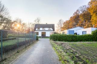 Wilrijk/Edegem - Villa met 4 slaapkamers + garage + ruim magazijn (500²). Op een riant perceel van 11.500m² gelegen op de strategische grens Edegem...