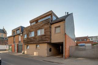 Dit lichte en ruime duplex-appartement is ideaal gelegen vlakbij de Vrijheid in Hoogstraten. Het appartement is eenvoudig bereikbaar via de trap...