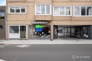 Veelzijdig handelspand op toplocatie in Kuurne.Dit commercieel gelegen handelspand bevindt zich in de Koning Albertstraat te Kuurne. Dankzij de...