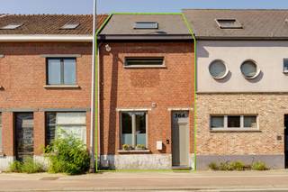 <p>Interesse in dit pand? Neem voor bijkomende informatie rechtstreeks contact op met Ivory Murillo via <strong>+32 15 79 05 50</strong> of <strong>ivory@copandi.be</strong>. Een bezoek inplannen kan eenvoudig via <strong>www.copandi.be</strong>.</p><p></p><p>Alle relevante keuringen en wettelijke attesten kan u downloaden via onze website.</p><p></p><p>Ontdek deze charmante en instapklare woning, gelegen aan de Tervuursesteenweg 364 te 1981 Hofstade. Deze woning werd tussen 2016 en 2026 grondig gerenoveerd en combineert hedendaags wooncomfort met een praktische indeling.</p><p></p><p>Met een bewoonbare oppervlakte van 115,38 m², twee volwaardige slaapkamers en een gezellige tuin van 55,08 m² biedt deze woning alles wat u nodig heeft voor comfortabel wonen. Dankzij de doordachte renovaties geniet u van een eigentijdse afwerking en een instapklaar geheel.</p><p></p><p>De woning is gunstig gelegen in een aangename woonomgeving, op korte afstand van het centrum van Hofstade, waar u scholen, winkels, openbaar vervoer en andere dagelijkse voorzieningen terugvindt. Bovendien bevindt zich vlak voor de woning een publieke parking, waardoor u steeds vlot parkeergelegenheid heeft.</p><p></p><p>Deze woonst vormt de ideale combinatie van comfort, moderne voorzieningen en een centrale ligging. Een uitstekende opportuniteit voor starters, jonge gezinnen of iedereen die op zoek is naar een instapklare woning met tuin.</p><p></p><p>KENMERKEN:</p><p></p><p>• Locatie: Hofstade</p><p>• Perceel: 126,00 m²</p><p>• Tuin: 55,08 m²</p><p>• Bewoonbare oppervlakte: 115,38 m²</p><p>• Aantal slaapkamers: 2</p><p>• Aantal badkamers: 1</p><p>• Aantal toiletten: 2</p><p>• Bouwjaar: 1936</p><p>• Renovatiejaar: 2016-2023 (totaalrenovatie)</p><p>• Verwarming op: aardgas via condensatieketel (2018)</p><p>• Energieprestatie: EPC B - 114 kWh m² / jaar</p><p>• Elektrische keuring: conformhet AREI tot 2051</p><p>• Asbestattest: asbestveilig</p><p>• Kadastraal inkomen: € 460,00</p><p></p><p>INDELING:</p><p></p><p>• Gelijkvloers: inkomhal, toilet, keuken, eetkamer, woonkamer</p><p>• Eerste verdieping: nachthal, 1 slaapkamer, 1 dressing, 1 badkamer</p><p>• Tweede verdieping: nachthal, 1 slaapkamer</p><p></p><p>GELIJKVLOERS:</p><p></p><p>Het gelijkvloers verwelkomt u met een praktische inkomhal en biedt twee gezellige leefruimtes die samen zorgen voor een warme en veelzijdige indeling. De grootste leefruimte van meer dan 25 m² vormt het hart van de woning en sluit naadloos aan op een tweede leefruimte, die perfect kan worden ingericht als eetkamer, tv-hoek of extra zithoek.</p><p></p><p>Aansluitend bevindt zich de ruime keuken van meer dan 15 m², waar u over voldoende ruimte beschikt om comfortabel te koken en gezellig samen te zijn. Verder vindt u op het gelijkvloers nog een apart gastentoilet. Voor extra wooncomfort is het volledige gelijkvloers uitgerust met vloerverwarming, wat zorgt voor een aangename, gelijkmatige warmteverdeling en een energiezuinige verwarming.</p><p></p><p>EERSTE VERDIEPING:</p><p></p><p>Op de eerste verdieping bevindt zich een ruime slaapkamer van meer dan 16 m², die dankzij haar oppervlakte tal van inrichtingsmogelijkheden biedt. Daarnaast beschikt de woning over een royale badkamer van meer dan 12 m², uitgerust met alle nodige comfort en voldoende ruimte voor extra opbergkasten of een wasvoorziening.</p><p></p><p>De praktische nachthal zorgt voor een vlotte verbinding tussen beide ruimtes en draagt bij aan een functionele indeling van deze verdieping. Voor een aangenaam wooncomfort wordt de eerste verdieping verwarmd door middel van radiatoren, waardoor elke ruimte op een efficiënte manier kan worden verwarmd.</p><p></p><p>TWEEDE VERDIEPING:</p><p></p><p>De tweede verdieping is volledig ingericht als een indrukwekkende master bedroom van maar liefst 38 m². Dankzij de royale oppervlakte geniet u hier van een uitzonderlijk gevoel van ruimte en comfort. Deze veelzijdige kamer biedt bovendien tal van mogelijkheden voor de inrichting van een dressing, een thuisbureau of een gezellige zithoek, waardoor u de ruimte volledig naar uw eigen wensen kunt invullen.</p><p></p><p>Deze verdieping biedt maximale privacy en vormt de ideale plek om tot rust te komen. Voor een aangenaam wooncomfort wordt de tweede verdieping verwarmd door middel van radiatoren, zodat ook deze ruimte het hele jaar door comfortabel kan worden gebruikt.</p><p></p><p>TECHNIEKEN:</p><p></p><p>De woning wordt verwarmd via een condenserende aardgasketel, geplaatst in 2018, die eveneens instaat voor de productie van het sanitair warm water. Voor een optimaal wooncomfort is het gelijkvloers volledig uitgerust met vloerverwarming, wat zorgt voor een aangename en gelijkmatige warmteverdeling. De eerste en tweede verdieping worden verwarmd via radiatoren, waardoor elke ruimte efficiënt en comfortabel op temperatuur wordt gehouden.</p><p></p><p>Daarnaast is de woning voorzien van 10 zonnepanelen, elk met een vermogen van 450 Wp, wat bijdraagt aan een lager energieverbruik en een duurzamere woonomgeving.</p><p></p><p>Keuringen:</p><p></p><p>• Elektrische keuring: conform het AREI tot 2051</p><p>• EPC-attest: EPC B 114 kWh m² / jaar</p><p>• Asbestattest: de woning is asbestveilig</p><p></p><p>Voor meer details of om een bezichtiging te plannen, nodigen we u uit om contact met ons op te nemen.</p><p>We kijken ernaar uit om u te begeleiden bij het ontdekken van deze woning.</p><p></p><p>✅ Residentiële topligging, goede bereikbaarheid</p><p>✅ Elektriciteit conform het AREI tot 2051</p><p>✅ EPC B 114 kWh m² / jaar</p><p>✅ De woning is asbestveilig</p><p>✅ Geen overstromingsgevoelig gebied</p>