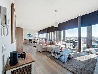 Situé dans le petit anneau de Waregem, ce bel appartement d'angle offre une expérience de vie exceptionnelle. Grâce aux grandes fenêtres pouvant atteindre 30 m² et aux hauts plafonds de 3,10 mètres, vous pouvez profiter d'une sensation de lumière et d'espace dans chaque pièce.<br /><br />Il dispose de deux chambres, d'une salle de bains, d'un salon lumineux avec cuisine ouverte et d'une terrasse spacieuse. De plus, cet appartement offre suffisamment d'intimité et dispose de nombreux espaces de rangement. <br /><br />L'ensemble de l'appartement dispose d'un parquet élégant et d'un chauffage au sol confortable.<br /><br />MISE EN PAGE :<br /><br />Hall d'entrée avec vestiaire intégré - toilettes invités - salon spacieux avec cuisine ouverte - grand débarras avec lave-linge et placards intégrés - chambre 1 - salle de bain avec douche à l'italienne et lavabo - chambre 2<br /><br />AVANTAGES :<br />+ Terrasse spacieuse avec éclairage LED<br />+ Espace de vie lumineux<br />+ Économe en énergie<br />+ Situé à la périphérie de la ville, à proximité de différentes routes d'accès<br /><br />Dans l'ensemble :<br />- Place de parking requise : 40,00 €/mois<br />- Règlement des dépenses : 115,00 €/mois : eau et gaz (frais provisoires)<br /><br />Le moyen le plus rapide pour visiter cette propriété ? <br />Demandez votre visite via le bouton rouge de notre site Web (www.dewaele.com) et vous serez contacté par notre courtier. <br />Aucun rendez-vous ne peut être pris par téléphone. <br />Pour toute autre question, vous pouvez nous contacter par téléphone au 056 605 605.