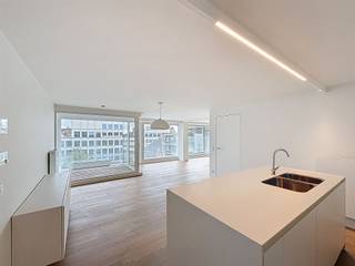 Gerenoveerd appartement in het centrum van Roeselare. De indeling is als volgt: Inkom met ingemaakte kast, leefruimte met terras + zicht op de...