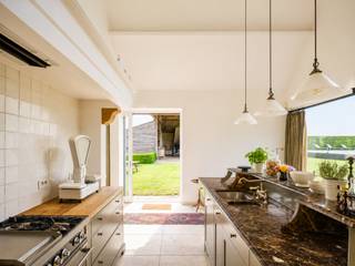 Karaktervolle gerenoveerde hoeve met zwembad en wijngaard op 4.700 m² te Vurste.Deze voormalige hoeve, gelegen te Vurste, werd in 2009 kwalitatief...