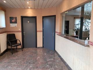 <p>In het centrum van Meerhout kan u een gelijkvloerse gemeubelde kantoren huren voor 1200 euro per maand.</p>
<p>Indeling : inkomhal met balie, open kantoorruimte, aparte vergaderzaal, directeurskantoor, keuken, terras en voldoende parkeerplaatsen voor de deur.</p>
<p>EPC 282 kWh/m², energielabel C (certificaatnummer: 20241230-0003487245-KNR-1)</p>
<p>Bouwjaar 1996, verwarming mazout, bruikbare oppervlakte 120m².</p>
<p>1200 euro/maand, éénmalige kost voor de plaatsbeschrijving.</p>