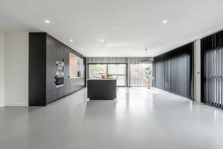 Stijlvolle, volledig gerenoveerde villa met 3 slaapkamers, 2 badkamers en volledige onderkeldering op 797 m²Deze prachtige moderne villa werd in 2021...