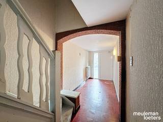 Net aan de rand van Brugge centrum is in Sint-Kruis deze kleinschalige meergezinswoning gelegen met verschillende winkels en diensten op wandelafstand. Het historische centrum van Brugge is op slechts enkele minuten wandelen gelegen. Ook een bushalte is in de nabije omgeving gelegen. <br /><br />Het gebouw bestaat uit volgende indeling: <br />Gelijkvloers: inkomhal met de trap naar bovenverdiepingen, twee privatieve bergingen van de appartementen, een inpandige garage en de hal naar de ruime tuin. <br />Op de eerste en tweede verdieping is telkens een appartement voorzien, bestaande uit: een inkomhal, een leefruimte, een badkamer met douche en toilet, een slaapkamer en een keuken met aansluitend balkon. <br />Op de bovenste verdieping is een ruime zolder aanwezig, waar het gemeenschappelijk verwarmingssysteem is voorzien op aardgas. <br /><br />Het gebouw is op heden volledig verhuurd met trouwe huurders. <br />Beide appartementen hebben een energiescore B. <br /><br />Bij interesse, plan een vrijblijvend bezoek in via ons kantoor! <br />050 82 37 71 – verkoop@meuleman-loeters.be