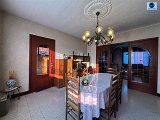 SOLIDE TE RENOVEREN WONING MET 3 SLAAPKAMERS, GARAGE EN TUINVraagprijs : 219.000 euro Deze mooie te renoveren woning is goed gelegen nabij openbaar...