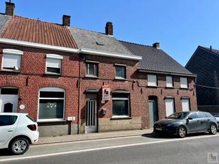 <strong>Huis te Ninoofsesteenweg 198 te Ronse</strong><br />Deze te renoveren woning is gunstig gelegen langs een van de belangrijkste invalswegen van Ronse, op korte afstand van het centrum, winkels en openbaar vervoer.<br /><br />Indeling: Via de inkomhal bereikt u de leefruimte, gevolgd door de keuken, een apart toilet en de badkamer. Op de eerste verdieping bevinden zich twee slaapkamers. Via een vaste trap bereikt u de zolderverdieping, die de mogelijkheid biedt om een extra slaapkamer of hobbyruimte te creëren. Achteraan geniet u van een aangename tuin met praktische berging.<br /><br /><strong>Troeven:</strong><br />Gunstige ligging nabij het centrum van Ronse<br />2 slaapkamers<br />Zolder met uitbreidingsmogelijkheden<br />Tuin met berging<br />Dubbele beglazing<br />Centrale verwarming op mazout<br />EPC: Label D – 365 kWh/m²/jaar.<br /><br />Interesse?<br />Contacteer Jens voor meer informatie of een bezoek.<br />📞 0488 98 13 30<br />✉️ jens@immoboss.be<br />