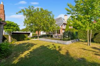 <p>Op zoek naar de ultieme combinatie van luxueus wonen, gigantisch veel ruimte en een oase van rust? Zoek niet verder. Deze uitzonderlijke eigendom in Oosterzele biedt een zeldzame kans voor zelfstandigen, vrije beroepen of grote gezinnen die op zoek zijn naar ademruimte, comfort en exclusiviteit.</p><p> </p><h3>De Woning: Smaakvol, Kwalitatief en Ongekend Ruim</h3><p>Met een indrukwekkende bewoonbare oppervlakte van maar liefst <strong>465 m²</strong> is dit een woning met een uitzonderlijk volume. Het pand werd met enorm veel smaak en oog voor detail totaal gerenoveerd. Er is uitsluitend gekozen voor <strong>hoogwaardige, kwalitatieve materialen</strong>, wat zorgt voor een warme, luxueuze uitstraling en een tijdloos comfort.</p><ul><li><p><strong>Licht & Ruimte:</strong> Royale leefruimtes met een open flow en raampartijen die naadloos overlopen naar het buitenleven.</p></li><li><p><strong>Enorm uitbreidingspotentieel (Zolder):</strong> Via een <strong>vaste trap</strong> bereikt u de riante zolderverdieping. Deze ruimte biedt nog tal van mogelijkheden om extra slaapkamers, een master suite, een hobbyruimte of een extra thuiskantoor in te richten en zo de bewoonbare oppervlakte nóg verder te vergroten!</p></li><li><p><strong>Volledig onderkelderd:</strong> Extra troef! De woning is volledig onderkelderd, ideaal als stockageruimte, wasplaats, wijnkelder of extra hobbyruimte</p><h3>Tuin & Terras: Uw privé-paradijs met idyllisch uitzicht</h3><p>Het totale perceel van <strong>2.137 m²</strong> garandeert u 100% privacy en rust. De absolute kers op de taart is het <strong>grote, prachtig aangelegde terras</strong>. Hier geniet u in alle rust van een <strong>adembenemend uitzicht op de eigen, idyllische vijver</strong>. Het is de ultieme plek voor gezellige barbecue-avonden, een koffie in de ochtendzon of simpelweg om te onthaasten met het rustgevende geluid van het water op de achtergrond.</p><h3>De Loods (310 m²): Een droom voor elke ondernemer of hobbyist</h3><p>Achteraan het perceel bevindt zich een stevige, vlot toegankelijke l<strong>oods 1 met zolder + garage = 203m2 </strong></p><p><strong>Loods 2 = 107m2 + Carport = 60m2 </strong>. Of u nu een zelfstandige activiteit uitoefent, extra opslagruimte zoekt voor uw business, of een plek zoekt om uw favoriete oldtimers te stallen: deze multifunctionele ruimte biedt eindeloze mogelijkheden zonder het residentiële karakter van de woning te verstoren.</p><h3>Waarom dit pand uw aandacht verdient:</h3><ul><li><p><strong>Wauw-factor buiten:</strong> Groot loungeterras met een uniek en rustgevend uitzicht op de vijver.</p></li><li><p><strong>Instapklaar & Topafwerking:</strong> Geen renovatiestress, uiterst verzorgd en met veel smaak vernieuwd.</p></li><li><p><strong>Uniek volume + Potentieel:</strong> 465 m² bewoonbaar, een volledige kelder én een grote zolder met vaste trap voor extra (slaap)kamers.</p></li><li><p><strong>Wonen & Werken:</strong> De aparte loods van 310 m² + carport van 60 m² bieden de perfecte werk-privébalans.</p></li><li><p><strong>Toplocatie:</strong> Gelegen in het groene Oosterzele, met een vlotte verbinding naar de E40, N42 en omliggende steden.</p></li></ul><blockquote><p><strong>Commercieel advies:</strong> Dit pand is een absolute 'ruimte-kampioen'. De combinatie van de reeds riante bewoonbare oppervlakte, de gigantische kelder, de uitbreidbare zolder én de aparte loods maakt dit vastgoed uiterst toekomstbestendig. De ideale investering voor wie flexibiliteit en ruimte zoekt.</p></blockquote><p><strong>Interesse in een bezoek?</strong></p><p>Contacteer ons vandaag nog voor een exclusieve rondleiding en ontdek zelf het immense potentieel en de rust van deze unieke eigendom! Ellen : 0475.400.770 - ellen@altro-vastgoed.be</p></li></ul>