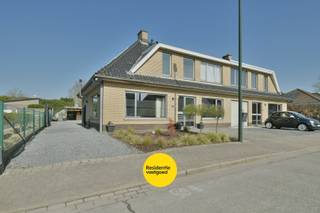 Welkom in Beukenstraat 12, een instapklare en recent gerenoveerde woning in het gegeerde Don Bosco, op een boogscheut van het centrum van Torhout. De woning werd uitgerust met o.a. een nieuwe keuken, badkamer, zonnepanelen en beschikt over een EPC-label B. In de directe omgeving vindt u winkels, scholen en openbaar vervoer.<br /><br />U betreedt de woning via een ruime inkomhal met gastentoilet en vestiaire. De lichtrijke leefruimte met grote raampartijen sluit naadloos aan op de eetplaats met zicht op de groene tuin. De moderne open keuken is voorzien van kwalitatieve toestellen. Op het gelijkvloers bevindt zich bovendien een extra slaapkamer, ideaal als bureau, praktijkruimte of thuiskantoor.<br />Op de eerste verdieping zijn er drie volwaardige slaapkamers, een badkamer met ligbad/douche, lavabo en toilet, evenals een aparte bureauruimte.<br /><br />De fraai aangelegde tuin geniet van middag- en avondzon en is de ideale plaats voor spelende kindjes of een lekker hapje en drankje in de zomer. De oprit biedt toegang tot de carport en het tuinhuis.<br /><br />Warm geworden van deze gerenoveerde woning? Contacteer ons vandaag nog voor meer informatie of een bezoek ter plaatse!<br />De vermelde prijs is een richtprijs; elk bod wordt voorgelegd aan de eigenaar, die het recht heeft dit te aanvaarden of te weigeren.<br /><br />Neem voorsprong met een vrijblijvende schatting via:<br />www.residentievastgoed.be/gratisonlineschatten