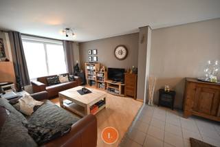 <span>Deze opbrengsteigendom is op zoek naar nieuwe eigenaars!<br />Een grote troef is de centrale ligging in centrum Dadizele.</span><br /><br /><span>Gelijkvloers: Appartement met 1 slaapkamer</span><br /><br />Te renoveren appartement in ingedeeld als volgt:<br />De leefruimte met aansluitend de keuken. De badkamer bestaat uit een douche en toilet.<br />Vervolgens beschikt dit appartement nog over een slaapkamer en een grote tuin met terras.<br /><br /><span>1ste verdiep: Duplex met 2 slaapkamers en zolder.</span><br /><br />Dit appartement bestaat uit een lichtrijke leefruimte met geïnstalleerde keuken. <br />Langs de achterzijde heb je een groot terras.<br />Met de trap gaan we naar het verdiep waar je 2 slaapkamers en een badkamer met bad, douche, meubilair en toilet terugvindt.<br />Ook bestaat deze duplex nog over geïsoleerde zolder.<br /><br />Pluspunten<br />- Centrale ligging<br />- Ideale investering<br />- Dubbele beglazing<br />