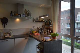 <p><span>Een hedendaags modern instapklaar twee slaapkamer appartement met veel lichtinval en ruim Zuid terras.</span></p><p><span> </span></p><p><span>Dit modern appartement biedt veel licht door de grote raampartijen. De vloeren zijn in zwarte laminaat.</span></p><p><span>Armaturen bevinden zich over het ganse appartement, alsook mooie overgordijnen.</span></p><p><span>Allen zeer strak en met een moderne touch.</span></p><p><span> </span></p><p><span>Het appartement bevindt zich op de tweede verdieping met lift.</span></p><p><span>We komen binnen in een riante woonkamer (33 m²) met aanpalend de open keuken.</span></p><p><span>Deze is voorzien van alle toestellen en zeer gerieflijk, met een kleine onbijttoog.</span></p><p><span>Daarnaast heeft men nog een berging voor stockage en hier is de aansluiting voor de wasmachine voorzien.</span></p><p><span> </span></p><p><span>Badkamer voorzien van een mooie inloopdouche, zeer strak lavabo meubel over de ganse breedte.</span></p><p><span> </span></p><p><span>Achteraan zijn er twee ruime slaapkamers van (10 m² + 12 m²). Een ervan heeft een grote kastenwand over de hele lengte.</span></p><p><span>De beide kamers komen uit op een mooi ruim West gericht terras (12 m²) met zicht op groen.</span></p><p><span> </span></p><p><span>Er is tevens een ondergrondse staanplaats aanwezig met laadpaal.</span></p><p><span>De vaste kosten zijn €85 voor poetsen van de gang, minutrie, lift, en onderhoud garage.</span></p><p><span> </span></p><p><span>Dit appartement is gelegen op een top locatie. Een echte aanrader !</span></p><p><span>Vrij per 1 Mei 2026 (kan vroeger).</span></p><p><span> </span></p><p><span>Bel of mail ons voor een bezichtiging.</span></p><p><span> </span></p>