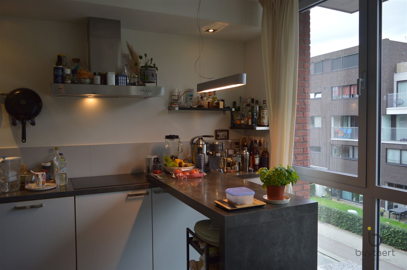 Modern instapklaar twee slaapkamer appartement met zonnig terras en last but not least een parking! - foto 3