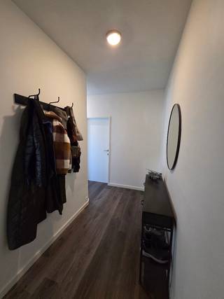Gezellig en lichtrijk instapklaar 2-slaapkamer appartement met garage gelegen in rustige wijk te Hoevenen. Indeling: u komt binnen via de gemeenschappelijke inkomhal en bereikt het appartement op de tweede verdieping aan de linkerzijde. De inkomhal geeft toegang tot de open leefruimte en keuken, uitgerust met koelkast, keramische kookplaat, combioven en vaatwasser. Grote raampartij in de leefruimte zorgt voor veel lichtinval en uitzicht over het groen. Aparte berging met aansluiting voor wasmachine. Apart toilet. Moderne badkamer voorzien van wastafel, inloopdouche en handdoekradiator. Twee slaapkamers waarvan één ruime slaapkamer met balkon. Garagebox achter appartementsblok inbegrepen. Gemeenschappelijke kosten €175/maand (voorschot gas, water, syndicus, blokpolis, elektriciteit gemeenschappelijke delen). Asbestcertificaat in aanvraag. Bij interesse bellen naar +324 94 05 76 16. <br /><br />Troeven:<br />•Gunstige EPC en recent vernieuwd dak en voordeur<br />•Elektriciteit conform<br />•Recent vernieuwde condensatie gasketel<br />•Voldoende parkeergelegenheid vlakbij<br />•Ramen voorzien van rolluiken en vliegenramen<br />•Inclusief garagebox<br />•Zeer praktische indeling met aparte wasplaats/berging<br />