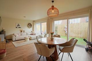 Ontdek dit instapklare en energiezuinige appartement in het hart van Buggenhout, waar comfort en ruimte centraal staan. Met een bewoonbare...