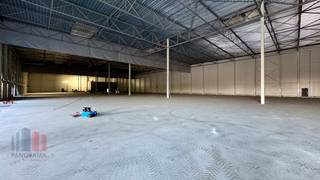 Fenomenaal gelegen logistieke site bestaande uit 4.678 m² magazijnen in combinatie met kantoren (361 m²), sociale ruimtes (146 m²) en mezzanine (370 m²) te huur in het hartje van de economische driehoek Antwerpen-Brussel-Gent, op amper 650 m van de op- en afrit A12 en op +/- 10 km van de E19.<br /><br />Het <strong>veelzijdig bedrijfsgebouw</strong> met een vrije hoogte van 10,5 m is uitgerust met o.a. 4 laad- en loskades, 1 sectionale poort en een draagvermogen van minstens 5 T/m². Dankzij de grote raampartijen geniet men van veel natuurlijk lichtinval. Dit betreft een absolute toplocatie voor logistieke activiteiten. Ruime parkeer- en manoeuvreerruimte voorzien op het terrein (+/- 20 wagens). <br /><br />Contacteer <strong>PANORAMA B2B</strong> voor bijkomende inlichtingen, plannen of een vrijblijvend plaatsbezoek <strong>03 225 03 03</strong>.