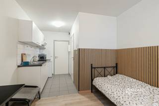 <p><span>Op zoek naar een perfect gelegen studentenkamer voor eigen gebruik of een zorgeloze investering? Deze studentenkamer van ca. 25 m², gelegen aan Kipdorp 61, bevindt zich pal in de Antwerpse studentenbuurt. Universiteiten, hogescholen, openbaar vervoer, winkels en ontspanning liggen allemaal op wandelafstand – een absolute toplocatie voor de student die ten volle wil profiteren van het studentenleven.</span></p><p><span>De kamer is praktisch en comfortabel ingericht en beschikt over:<br /></span><span>▪</span><span>️</span><span> Eigen keuken met basisuitrusting<br /></span><span>▪</span><span>️</span><span> Eigen badkamer met douche, lavabo en toilet<br /></span><span>▪</span><span>️</span><span> Gemeenschappelijke buitenruimte<br /></span><span>▪</span><span>️</span><span> Fietsenstalling<br /></span><span>▪</span><span>️</span><span> Conciërge aanwezig in het gebouw<br /></span><span>▪</span><span>️</span><span> Gemeenschappelijke vuilophaling</span></p><p><span>Het dak werd bovendien geïsoleerd in 2021 conform de norm 2020, wat bijdraagt aan het wooncomfort. De verwarming is elektrisch.</span></p><p><span>Momenteel is de studentenkamer verhuurd aan €595/maand, met een bijkomende €96/jaar voor koud water.</span></p><p><span>Ben je op zoek naar een goed gelegen studentenkamer in Antwerpen met sterke verhuurwaarde en alle voorzieningen binnen handbereik? Mis deze kans niet! Bewoonbare opp. 25 m² ref.: bruto vloeropp. EPC-certificaat. Voor meer info of een gratis schatting surf naar www.hansimmo.be</span></p><p><span> </span></p>