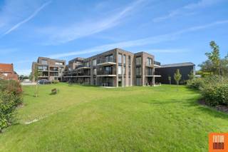 Allerlaatste 2-slpk appartement (88m²) op de bovenste verdieping (+2) met 2 grote terrassen.<br />Heel interessante aankoop met een korting van maar liefst €19.500 (excl. kosten) op de aankoop van de 2de parking = 1 parking kopen is een tweede gratis!<br /><br />Welkom in Residentie Sterrum, een modern woonproject omgeven door een grote gemeenschappelijke tuin, gelegen op een boogscheut van centrum Rumbeke, 2km van Roeselare en vlakbij het Sterrebos en AZ Delta. <br />GENIET NOG VAN HET TIJDELIJKE BTW GUNSTTARIEF (6% BTW ipv 21% BTW, onder voorwaarden)<br /><br />Comfort, licht, gezelligheid en duurzaamheid (oa. zonnepanelen, ventilatiesysteem D en alu ramen) staan voorop in dit project. <br />Dit ruim 2-slpk appartement is gelegen achteraan het project en heeft een bewoonbare netto oppervlakte van +- 88m² én een dubbel zongericht terras als mooie troef! De keuken (inbegrepen in de prijs) is hier bovendien nog vrij te kiezen door de koper.<br /><br />Er is een ondergronds garagecomplex waarvan TWEE parkeerplaatsen voorzien zijn bij dit appartement. Bovengronds is er een overdekte fietsenstalling.<br /><br />Naast het BTW gunsttarief (6% BTW i.p.v. 21% BTW onder voorwaarden), geniet je ook van een laag energieverbruik (mede door de zonnepanelen).<br />Vermelde prijzen excl. BTW en registratierechten.<br />Benieuwd naar meer? Contacteer Sarah (sarah@futurimmo.be)