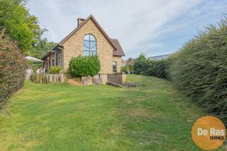 <br /><strong>HERZELE - Multifunctionele loods (550m²) met verzorgde villa op centrale ligging.</strong><br /><br />Deze eigendom omvat een instapklare villa met aansluitende loods, beide volledig onafhankelijk van elkaar. Dankzij de gunstige ligging geniet u van een vlotte bereikbaarheid met de belangrijkste invalswegen in de nabije omgeving. Bovendien bevinden zich scholen, winkels en openbaar vervoer op wandel- en fietsafstand.<br /><br />De woning biedt op het gelijkvloers een inkomhal met gastentoilet, lichtrijke woonkamer, gezellige zithoek/eetkamer, volledig ingerichte leefkeuken en een aparte bureau met extra sanitaire ruimte. Op het verdiep is er verder een overloop, een badkamer en vier volwaardige slaapkamers. De woning is volledig onderkelderd; de kelder is bereikbaar vanuit de woning en via de tuin. De aangelegde tuin garandeert rust en privacy, biedt voldoende parkeergelegenheid alsook een afgesloten carport met extra opslagplaats.<br /><br />De loods is multifunctioneel en flexibel in te delen. Dankzij de verplaatsbare wanden kan de ruimte aangepast worden aan uiteenlopende noden. Een deel is voorzien van een zoldering, ideaal voor bijkomende stockage. Verder beschikt de loods over een afzonderlijk kantoorgebouw met ontvangstruimte, kitchenette, sanitaire voorzieningen, doucheruimte en wasplaats. Een loskade maakt de uitrusting compleet.<br />Het geheel is gelegen in woongebied. De grond aan de straatzijde biedt bijkomend ontwikkelingspotentieel. Zonnepanelen zijn aanwezig. De centrale ligging in Herzele en de combinatie van wonen en werken maken deze eigendom bijzonder.<br />Beschikbaarheid in overleg.<br /><br />De vermelde prijs is een richtprijs; de verkoper behoudt zich het recht voor al dan niet te verkopen aan het hoogste bod. Voor meer info of het reglement kunt u terecht op onze website.