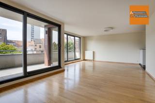 <p><span>Appartement moderne et lumineux avec 2 chambres à coucher, terrasse et sous-sol dans un endroit calme et privilégié au cœur de Louvain</span></p><p><span>Cet appartement bien entretenu est situé à Ooiendonk, une rue secondaire privée de la Schapenstraat. Grâce à son environnement verdoyant et calme, vous profiterez d'une oasis de tranquillité en plein cœur de la ville.</span></p><p><span>L'agencement comprend un hall d'entrée avec des toilettes séparées, un espace de vie spacieux avec beaucoup de lumière naturelle, une cuisine ouverte et entièrement équipée, un salon et une salle à manger avec un accès direct à l'agréable terrasse. En outre, il y a deux chambres à coucher, une buanderie pratique et une salle de bains bien entretenue. L'appartement offre beaucoup de lumière, de belles vues et un agréable sentiment de paix et d'intimité.</span></p><p><span>Il dispose également d'un local de rangement privé en sous-sol, d'un local à vélos commun et d'une place de parking souterrain (achat obligatoire à €35.000).</span></p><p><span>Possibilité d'achat de plusieurs emplacements. </span></p><p><span>L</span><span>'appartement fait partie de la résidence de qualité </span><span>"</span><span> aen't </span><span>Beghynhove"</span><span>,</span><span> idéalement située à proximité des transports publics, des magasins, des supermarchés, des restaurants et des installations sportives. Grâce à sa bonne accessibilité par diverses voies d'accès et à sa situation à seulement 10 minutes à pied de la Grote Markt et de l'Oude Markt, vous vivrez ici dans le confort et au centre de Louvain.</span></p><p><span> </span></p><p><span>Ne manquez pas cette opportunité de profiter de la vie urbaine ultime avec toutes les commodités modernes à portée de main. </span></p><p><span>Contactez-nous dès aujourd'hui au 078/48 47 00 ou à info@ap-p.be</span></p><p><span> </span></p>