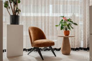 Cet appartement spacieux a été construit à partir de matériaux durables. La sensation d’espace est garantie par ses belles hauteurs sous plafond (3m15) et la lumière douce crée une expérience de vie merveilleuse.<br /><br />Rez-de-chaussée : hall d’entrée, salon spacieux avec de grandes fenêtres avec stores automatiques, une cuisine ouverte magnifiquement installée, une buanderie, un débarras avec toutes les connexions. Deux belles chambres avec de spacieux placards sur mesure, une salle de bain et une salle d’eau. Il est possible de créer une chambre supplémentaire et une salle de douche.<br /><br />Il y a une terrasse à l’arrière, avec la possibilité de prévoir une deuxième terrasse à l’avant. <br /><br />L’intérieur élégant et la finition de haute qualité sont magnifiques en combinaison avec la surface spacieuse (à l’origine, il s’agissait de deux appartements) et son emplacement central à Knokke.<br />Les commerces, les écoles, les transports en commun et la plage sont facilement accessibles.<br /><br />Il existe une possibilité de reprise d’un fonds d’entreprise.