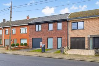 Vlakbij de Sint-Pieterskerk vinden we deze recente woning terug. (bouwjaar 2024) Een verrassend ruim woonvolume werd hier opgetrokken met kwalitatieve &amp; energiezuinige materialen. (E-peil 30) In de voortuin is er een privatieve oprit met toegang tot de garage, aan de binnenzijde heeft de woning volgende indeling: inkom met gastentoilet, ruime open leefruimte met volledig geïnstalleerde keuken, aparte speelkamer of home-office, wasplaats &amp; garage. Op de verdieping zijn er 3 ruime slaapkamers, de badkamer werd uitgerust met een inloopdouche, toilet en dubbele wastafel. In de zuid-gerichte tuin met terras is het heerlijk vertoeven, stockeren kan op zolder of in het ruime tuinhuis. Absolute pluspunten zijn: vloerverwarming / 7 zonnepanelen / uitweg achteraan, die paalt aan het schooltje / VERKOOP ONDER REGISTRATIERECHTEN (2% mogelijk)/... De woning is op heden correct verhuurd aan 1100 euro/maand. Vrij in overleg. <br /><br />Interesse om deze topper te bezoeken? Bel of mail Jasper 0479/27 71 92 - Jasper@immopottelberg.be