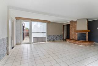 <p>Deze op te frissen woning is rustig gelegen in de groene en kindvriendelijke verkaveling Parkwijk, net buiten de stadsrand, omgeven door groene pleintjes, geniet u hier van bijzonder weinig verkeer en veel rust.<span></span></p>
<p>Tegelijkertijd zijn het centrum, de belangrijkste invalswegen en de E34 richting Antwerpen en Eindhoven vlot bereikbaar.</p>
<p>Deze gezellige woning biedt 3 ruime slaapkamers, een garage en een aangename buitenruimte en vormt een mooie opportuniteit voor wie een woning verder naar eigen smaak wil afwerken.<span></span></p>
<p>De woning kreeg reeds verschillende belangrijke verbeteringen. Zo werden de <strong>ramen vernieuwd in 2022</strong>, werd het <strong>dak in 2016 volledig vernieuwd en geïsoleerd</strong> . Daarnaast beschikt de woning over dubbele beglazing en een <strong>conforme elektrische installatie</strong>.</p>
<p>Op het gelijkvloers komt u binnen via de inkomhal met apart toilet. Vervolgens vindt u een ruime keuken met eetgedeelte en een open leefruimte met plaats voor zowel een gezellige zithoek als eetkamer. Tussen de woonkamer en de garage bevindt zich bovendien een polyvalente ruimte, ideaal als bureau, hobbyruimte, speelkamer.</p>
<p>De eerste verdieping telt 3 ruime slaapkamers, een badkamer met douche en badkamermeubel en een afzonderlijk toilet.<span></span></p>
<p>De garage biedt plaats voor de wagen en extra bergruimte. Ook in de straat zijn er bijkomende parkeermogelijkheden.</p>