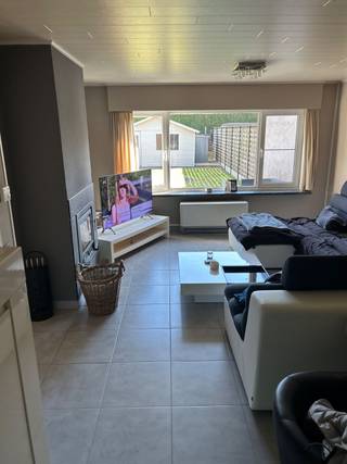 Rijwoning in een rustige doodlopende straat. Huis met 3 slaapkamers, badkamer, living, keuken, berging, 2 toiletten, garage, tuin en een oprit met plaats voor 2 wagens. Gelegen in een rustige buurt maar toch dicht genoeg bij het centrum en het station. Snelle toegang tot de E40.