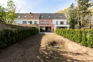 Ontdek deze energiezuinige en hoogwaardig afgewerkte gesloten nieuwbouwwoning, gelegen in een rustige en groene omgeving aan de Karel Werrebroecklei in ’s-Gravenwezel. Deze woning biedt alle hedendaags comfort en is ideaal voor gezinnen of professionals die op zoek zijn naar ruimte, licht en duurzaamheid.<br /><br />Indeling: U wordt verwelkomd in een ruime inkomhal met ingebouwde vestiairekast en een gastentoilet met handenwasser. De lichtrijke woon- en eetkamer met open, volledig ingerichte keuken en schuifraam naar het ruime terras en de zonnige tuin vormt het hart van de woning. Aansluitend bevindt zich een praktische berging/wasplaats.<br /><br />Eerste verdieping: Hier bevinden zich drie ruime slaapkamers en een moderne badkamer uitgerust met inloopdouche, dubbel lavabomeubel en toilet.<br /><br />Tweede verdieping: Bereikbaar via een vaste trap, biedt deze verdieping een ruime polyvalente ruimte die perfect kan dienen als extra slaapkamer, bureau of hobbyruimte.<br /><br />Buitenruimte: Vooraan beschikt de woning over een privatieve voortuin met parkeerstrook en toegangspad.<br /><br />Bijzonderheden: BEN-woning (Bijna Energie Neutraal) - Warmtepomp met vloerverwarming - Zonnepanelen - Hoogwaardige en moderne afwerking - Zeer energiezuinig en lage verbruikskosten - Rustige ligging nabij winkels, bakkers, banken en andere voorzieningen<br /><br />Deze woning combineert duurzaamheid, comfort en een uitstekende ligging.<br /><br />EPB verslag is in opmaak bij de aannemer - bij oplevering<br /> 