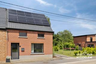 <strong>Immo Van Middelem vous propose cette maison à 3 façades entièrement rénovee située sur un beau terrain de +/- 5a25ca.</strong><br /><br />Bien que la structure de la maison date de 1949, le bien a fait l'objet d'une rénovation complète en 2023.<br />Grâce à ces investissements, la maison est en excellent état.<br />Elle dispose de 2 chambres spacieuses, ainsi que d’une annexe offrant la possibilité de créer une pièce supplémentaire ou d’aménager un logement indépendant. Dans le vaste jardin vous pourrez profiter d’un calme absolu.<br /><br />La Hellichtstraat a récemment été dotée de pistes cyclables entièrement rénovées et sécurisées. La maison est située à proximité des principaux axes routiers et des transports en commun.<br />Profitez, à quelques pas, des loisirs aquatiques et du calme au bord du célèbre lac de Rotselaar (« De Plas »), du Sportoase, ou partez à la découverte des sentiers de randonnée et des pistes cyclables pittoresques qui traversent le Wijngaardberg, avant de terminer par une délicieuse glace ou une gaufre.<br /><br />Côté culture musicale, vous pouvez vous rendre à pied au célèbre festival de Werchter.<br /><br />Si vous recherchez l’équilibre idéal entre calme, nature, détente et accessibilité, ne manquez pas de visiter cette maison.<br /><br />L’agencement est le suivant :<br />- REZ-DE-CHAUSSÉE : hall d’entrée, séjour (salon et salle à manger), salle de bains avec WC, cuisine équipée avec coin repas, veranda avec accès au jardin et à la terrasse, buanderie, pièce supplémentaire ou débarras.<br />- 1er ÉTAGE : couloir, 2 chambres<br />- GRENIER : petit grenier de rangement<br />- SOUS-SOL : cave +-12 m² (hauteur +-1,70 m)<br /><br />Chauffage central au gaz de ville. 8 panneaux solaires (3360 Wattpiek)<br />EPC : 389 kWh/m² - Classe D (UC : 0003879407).<br />Installation électrique NON CONFORME (petites modifications)<br />Ne pas sécurisé d'amiante. (petits travaux de désamiantage)<br />Libre à l’acte.