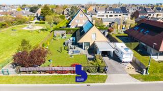 Gelegen langs één van de mooiste lanen van Bredene, in de gegeerde villawijk 'Breeweg' bevindt zich deze perfect onderhouden en instapklare villa (bouwjaar 2004). Hier woon je in alle rust, op wandelafstand van school, winkels, wandelpaden, duinen, strand en zee – een unieke combinatie van comfort en topligging.<br /><br />De woning verwelkomt je met een ruime oprit die plaats biedt aan twee wagens én een mobilhome, ideaal voor levensgenieters.<br /><br />Binnenin word je meteen verrast door de uitzonderlijk ruime en lichtrijke leefruimte. De gezellige zithoek met houthaard vormt het warme hart van de woning, aangevuld met een bureau- of speelruimte en een royale eethoek. De aansluitende, geïnstalleerde keuken is uitgerust met onder andere oven, microgolf en inductiekookplaat en verkeert in onberispelijke staat. De stijlvolle coffee corner maakt het geheel compleet.<br /><br />Aansluitend vind je een praktische berging met doorgang naar de wasruimte en de garage – bijzonder handig in het dagelijks leven. In de garage is bovendien een extra doucheruimte voorzien, ideaal na het sporten of een dagje aan zee.<br /><br />De zonnig georiënteerde tuin biedt maximale privacy en rust, zonder inkijk van buren. Hier geniet je in alle sereniteit van het buitenleven. De twee tuinhuizen zorgen voor extra opbergruimte.<br /><br />De inkomhal is praktisch ingericht met ingemaakte kasten onder de trap en voldoende ruimte voor jassen en schoenen. Daarnaast beschikt de woning over een centraal stofzuigsysteem, wat het wooncomfort extra verhoogt.<br /><br />Op energetisch vlak scoort deze woning zeer goed met een EPC-label B. De 24 zonnepanelen (met certificaten tot 2030) en de recent vernieuwde gaswandketel (2 jaar geleden) dragen bij aan een energiezuinig en toekomstgericht geheel.<br /><br />Op de verdieping bevinden zich drie ruime slaapkamers, waarvan twee met een eigen dressing. Daarnaast is er nog een zolder die extra mogelijkheden biedt.<br /><br />De woning is gelegen op een perceel van maar liefst 706 m² en beschikt over een regenwaterput van 10.000 liter, een duurzame meerwaarde.<br /><br />Kortom: een uitzonderlijk goed onderhouden, ruime en energiezuinige villa op een toplocatie vlak bij zee. 