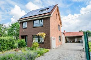 In de Rechtestraat te Koersel vinden we dit gerenoveerd huis terug.<br />Op het gelijkvloers zijn er twee leefruimtes, eentje is nu ingericht als schoonheidssalon maar kan perfect dienen als living met eetkamer, hiernaast is de volledig ingerichte keuken (2007) en hierachter is er nog een grote ruimte waar nu een tv-hoek en een eetkamer zijn ingericht.<br />Op de eerste verdieping zijn er twee slaapkamers en een badkamer met douche en bad en verder is er een vaste trap naar de zolderverdieping, deze verdieping is helemaal ingericht als slaapkamer met bureauhoek/leeshoek.<br />Het huis staat op een mooi perceel van ongeveer 9 are en dit is helemaal omheind.<br />Op het einde van de inrit kunnen er twee auto's onder de carport en hierachter is nog een grote tuinberging.<br />Extra troeven: <br />Nieuw dak van 2007 + spouwmuurisolatie + zonnepanelen + zonneboiler = EPC klasse B<br /><br />Wil je dit huis eens graag bezichtigen? Bel dan gerust op het nummer 0491 15 30 43 of mail naar hallo@nielsvastgoed.be Ik help u graag verder.