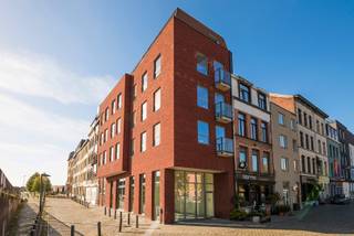 Toffe locatie aan park Spoor Noord, vernieuwde buurt met veel passage. Het pand heeft veel lichtinval door de raampartijen langs twee kanten wat...