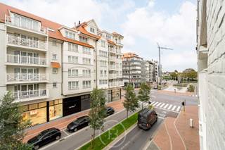 Afgesloten garagebox in de Residentie Prince of Wales op wandelafstand van de zee en de Lippenslaan te Knokke.<br /><br />Deze garagebox bevindt zich op het niveau -3 in het gebouw, toegang via een autolift.