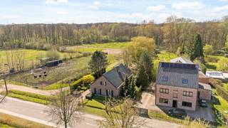 <p><span>Ruime open bebouwing met 6 slaapkamers op toplocatie in Zandhoven</span></p><p><span>Op een rustige en groene ligging langs de Vierselbaan te Zandhoven vinden we deze ruime open bebouwing met een bewoonbare oppervlakte van maar liefst 218 m². De woning werd gebouwd in 1980 en doorheen de jaren gedeeltelijk gerenoveerd, waaronder een vernieuwde keuken in 2015 en de plaatsing van zonnepanelen in 2019. Recent werd bovendien een nieuwe condensatieketel geïnstalleerd, wat bijdraagt aan het hedendaags comfort.</span></p><p><span>De woning is bijzonder praktisch ingedeeld en biedt tal van mogelijkheden, mede dankzij de aanwezigheid van maar liefst </span><span>6 slaapkamers</span><span>, waarvan </span><span>3 op het gelijkvloers</span><span>.</span></p><p><span>Het gelijkvloers omvat een lichtrijke woonkamer van 34 m², een functionele keuken van 16 m², een berging van 6,5 m² en een badkamer met ligbad van 7 m². Verder bevinden zich hier drie volwaardige slaapkamers (14 m², 14 m² en 10,5 m²) en een inkomhal van 17 m².</span></p><p><span>Op de verdieping treffen we nog eens drie ruime slaapkamers (22 m², 17 m² en 22 m²), een tweede badkamer met douche van 8,5 m², een apart nachttoilet, een overloop van 12 m² en een extra bureauruimte van 6 m².</span></p><p><span>Buiten geniet u van een aangename, </span><span>zuidwest georiënteerde tuin</span><span> met een prachtig open zicht op achterliggende weilanden en natuurgebied een oase van rust en privacy.</span></p><p><span>Deze woning is ideaal voor grote gezinnen, co-housing of wie op zoek is naar ruimte in een groene omgeving, zonder in te boeten aan bereikbaarheid.</span></p><p><span>Troeven:</span></p><ul><li><span>218 m² bewoonbare oppervlakte </span></li><li><span>6 slaapkamers (3 gelijkvloers) </span></li><li><span>Zonnepanelen (2019) </span></li><li><span>Nieuwe condensatieketel </span></li><li><span>Zuidwest georiënteerde tuin </span></li><li><span>Rustige ligging met zicht op natuurgebied </span></li></ul><p><span> </span></p><p><span>Een unieke kans voor wie ruim en groen wil wonen in Zandhoven!</span></p>