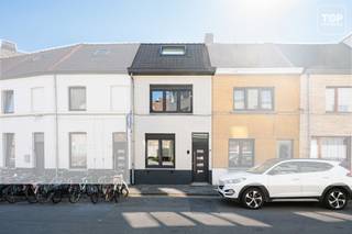 Een fijne woning van 88 m², vlakbij Dampoort station en op wandelafstand van winkels en 3 basisscholen. <br /><br />De woning werd in 2019 totaal gerenoveerd met een optimale indeling en afwerking (detail van de werken ter inzage tijdens de kijkdag). <br />De indeling is als volgt: Op het gelijkvloers vindt u een ruime, lichtrijke leefruimte, een volledig geïnstalleerde keuken met veel kastruimte, zo zijn de wasmachine en droogkast netjes opgeborgen in deze wand. Verder op het gelijkvloers een mooie badkamer en buiten een gezellige ruimte met zon.<br /><br />Boven zijn er twee slaapkamers en een derde, doorloopruimte die nu dienst doet als dressing. De master bedroom is voorzien van airco. In de dressing zijn er warm, koud water en een waterafvoer, hier kan eventueel de wasmachine geplaatst worden. <br /><br />De elektrische installatie is conform, er is een attest asbestvrij en het EPC-label is C. Verwarming op gas. <br /><br />Een woning met een goede indeling, op een fijne plek.<br /><br />Beschikbaar 1 week na akte. <br /><br />Contacteer Top Vastgoed voor een bezoek op 0475 700 700.