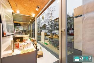 <p><span> </span></p><p><span>Gemengd gebruik: goed gelegen handelsgelijkvloers met bovenliggende woonst op de Diksmuidelaan in Berchem Groenenhoek, Zeer goede ligging voor detailhandel. Mits aanvraag omgevingsvergunning kan u de bestemming evenuteel wijzigen naar volledige woonst. Het pand beschikt tevens over buitenruimte.De omgeving is zeer vlot bereikbaar, biedt het nodige klantenpotentieel en maar is tevens rustig voor bewoning en er is veel groen in de buurt.</span></p><p><span> </span></p><p><span>Grootste troeven:</span></p><p><span>- talloze mogelijkheden: commerciële invulling, residentiele invulling of mix.</span></p><p><span>- Locatie te Berchem Groenenhoek</span></p><p><span>- Stadskoer</span></p><p><span> </span></p><p><span> </span></p><p><span>Indeling:</span></p><p><span>- Gelijkvloers: winkelruimte van in totaal +-75m². Aparte inkom voor de de woonst. Stadskoer.</span></p><p><span>- Verdieping 1: Woonst met ruime living, keuken, badkamer, toilet en dakterras. </span></p><p><span>- Op de 2de verdieping bevinden zich 2 grote slaapkamers, een dressing (derde kleine slaapkamer) en badkamer.</span></p><p><span>- Kelder</span></p><p><span> </span></p><p><span>Heeft u verdere interesse of wenst u een bezoek? Neem dan contact op met Area Partners op 03/284.60.60 of via info@area.be</span></p><p><span> </span></p>