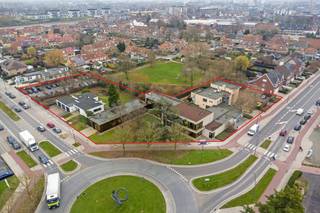 Op de hoek van de Brugsesteenweg en Leopold III laan te Roeselare bevindt zich dit kantoorgebouw met (conciërge) woning te huur met een schitterende zichtbaarheid en ruime private parking. Totale grondoppervlakte van 5.557 m².Bestaande uit:&gt; Kantoorgebouw met een nuttige oppervlakte van 1.553 m² verdeeld over 2 verdiepingen met tal van vergaderzalen, landschapskantoren, afzonderlijke burelen, keuken, sanitaire blokken, ...&gt; Kelder van ca. 408 m² met archief- en stockageruimte, serverlokaal, stookplaats, ... &gt; Conciërge woning van ca. 225 m² met 3 garages en ruime tuin met aparte toegang.&gt; Ruime private parking goed voor 36 wagens. Gelegen op een toplocatie deels in RUP Brugsesteenweg met commerciële doeleinden en deels in APA woongebied. Op heden nog verhuurd tot eind 2026 maar kan in samenspraak met huurder vervroegd (februari 2026) vrijgemaakt worden. Voor bijkomende info gelieve telefonisch contact op te nemen met het kantoor.Bent u op zoek naar bedrijfsvastgoed bestaande uit een kantoorgebouw op toplocatie te huur in Roeselare? Aarzel dan niet om ons te contacteren op het nummer 051 21 22 23.